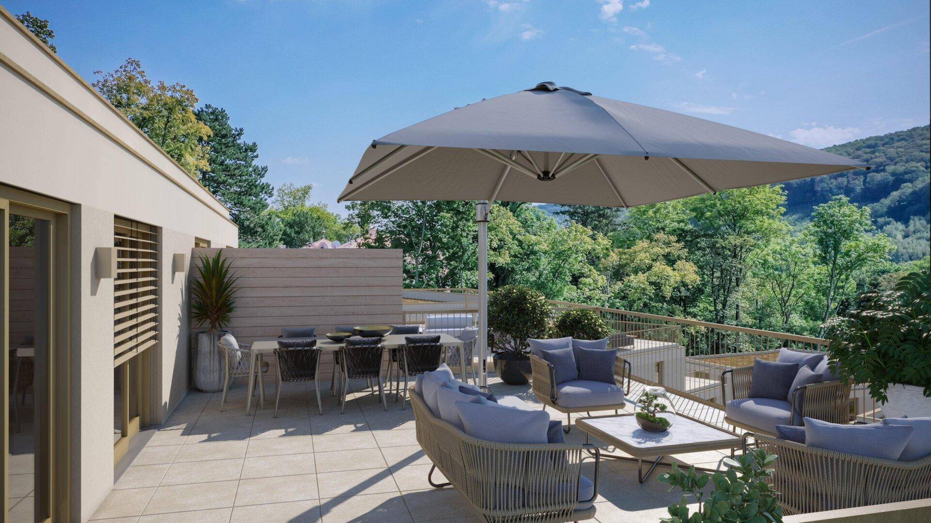 Großzügige Terrasse mit Essbereich, Lounge-Möbeln und Sonnenschirm, umgeben von grüner Natur.