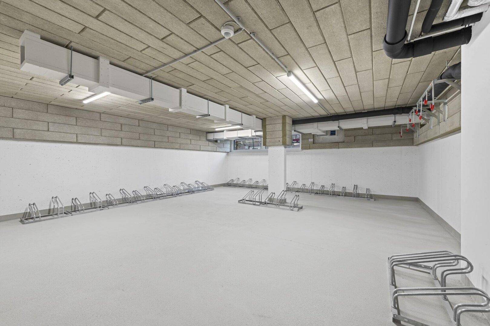 Fahrradraum in der Tiefgarage mit zahlreichen Abstellmöglichkeiten für Fahrräder.