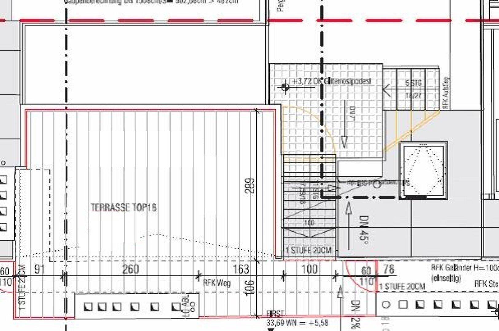 Detaillierter Grundriss zeigt eine Terrasse sowie den Zugang zu Treppenhaus und Aufzug.