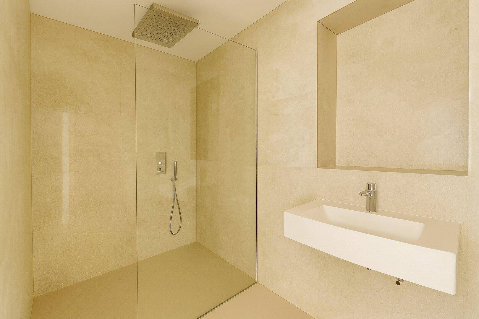 Modernes Badezimmer mit begehbarer Regendusche und elegantem Einzelwaschbecken.