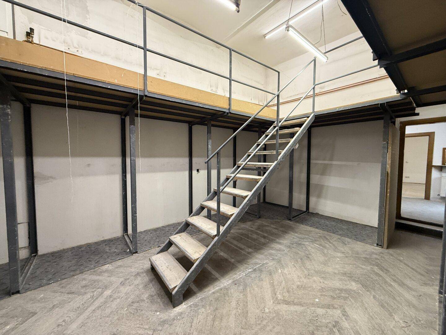 Ansicht der Mezzanine-Ebene mit einer Metalltreppe in einem großen Lagerraum.