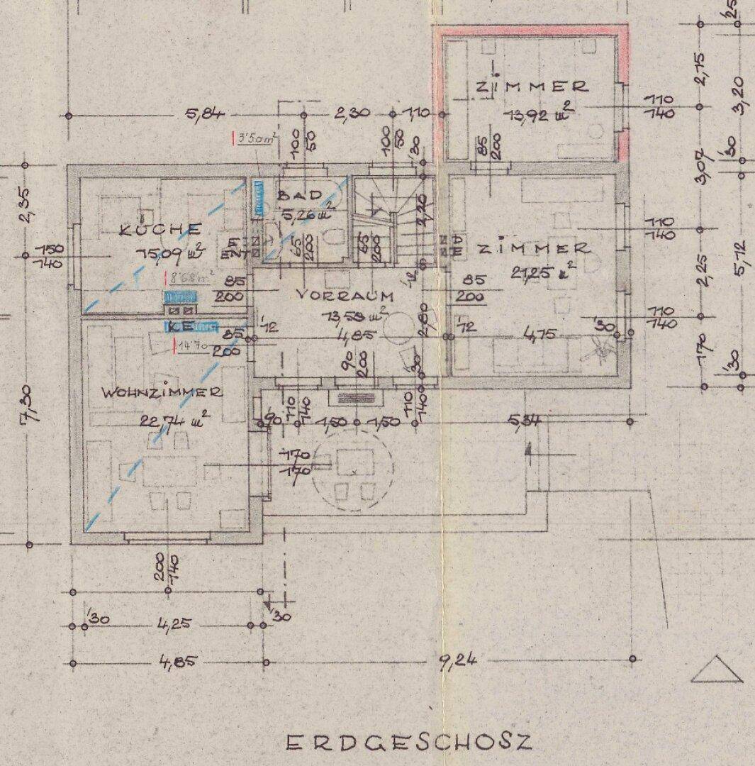 Grundriss des Erdgeschosses mit Küche, Wohnzimmer, Bad und separatem WC.