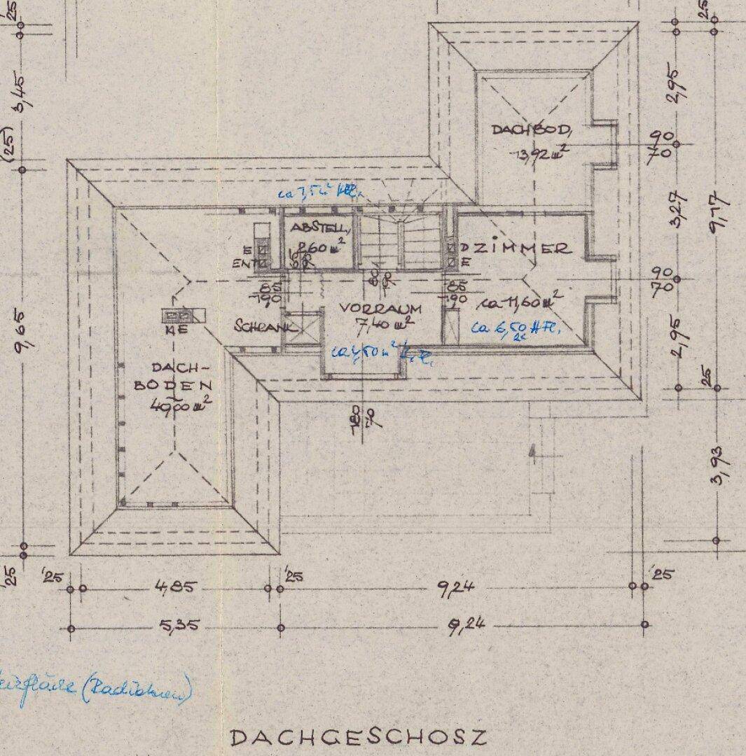 Grundriss des Dachgeschosses mit Dachboden, Zimmern und Abstellraum unter dem Dach.