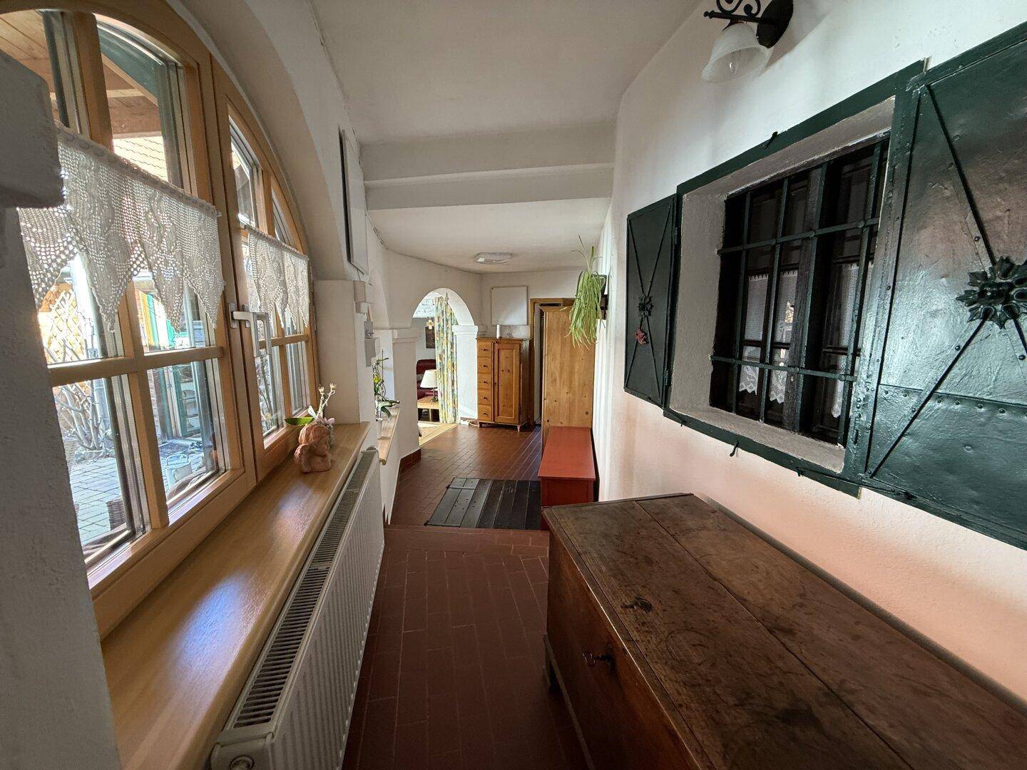 Ein Zuhause mit Geschichte – Charmantes Bauernhaus in traumhafter Ruhelage - BJ 1860 - Laufend Modernisiert - ca. 472m² GFL - ca. 240 m² NFL - 5 Zimmer - Möbliert - Kamin - Einbauküche - Garten - Terrasse - Ansicht 3
