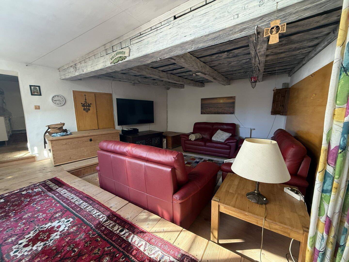 Ein Zuhause mit Geschichte – Charmantes Bauernhaus in traumhafter Ruhelage - BJ 1860 - Laufend Modernisiert - ca. 472m² GFL - ca. 240 m² NFL - 5 Zimmer - Möbliert - Kamin - Einbauküche - Garten - Terrasse - Ansicht 5