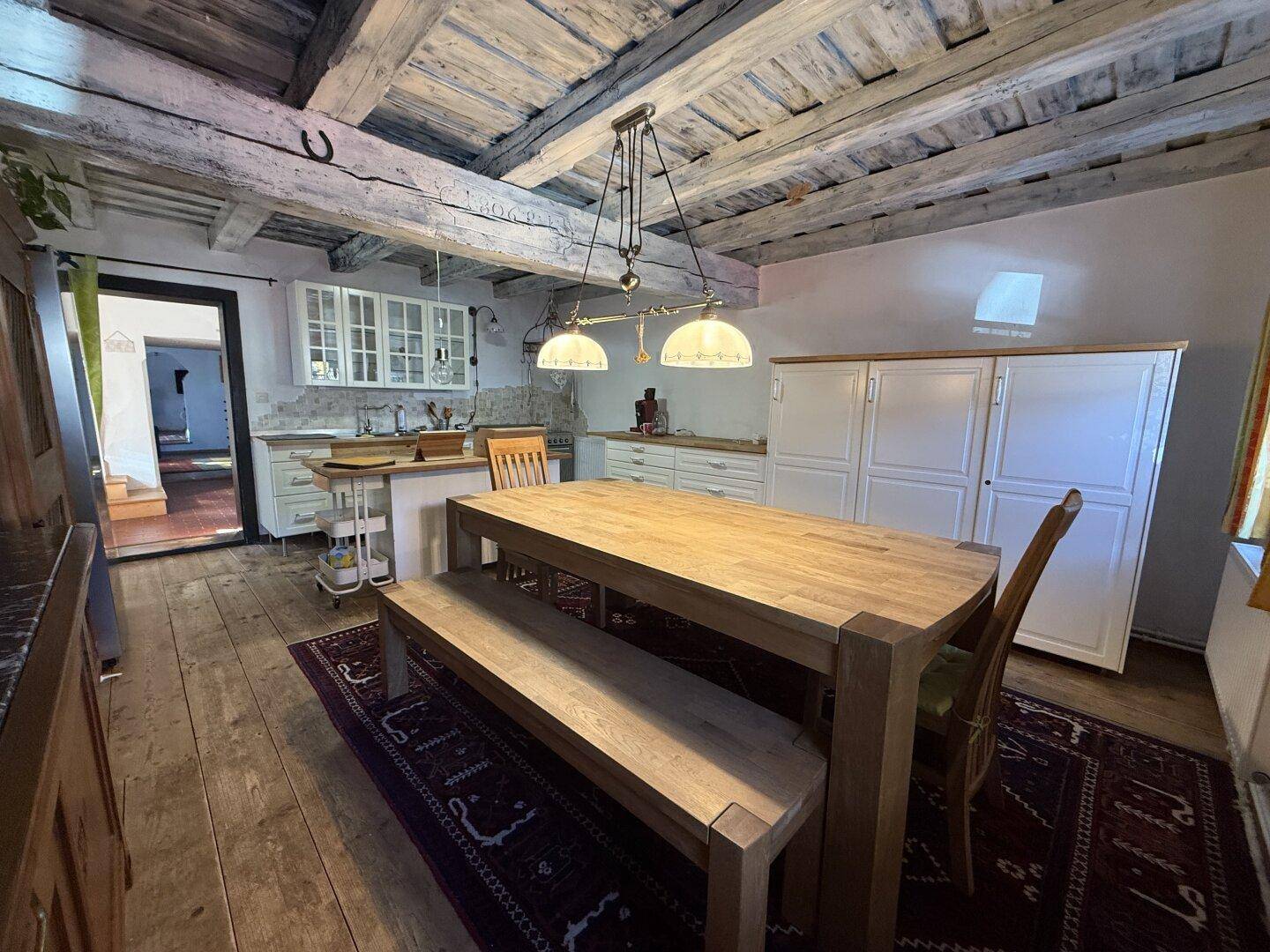 Ein Zuhause mit Geschichte – Charmantes Bauernhaus in traumhafter Ruhelage - BJ 1860 - Laufend Modernisiert - ca. 472m² GFL - ca. 240 m² NFL - 5 Zimmer - Möbliert - Kamin - Einbauküche - Garten - Terrasse - Ansicht 4