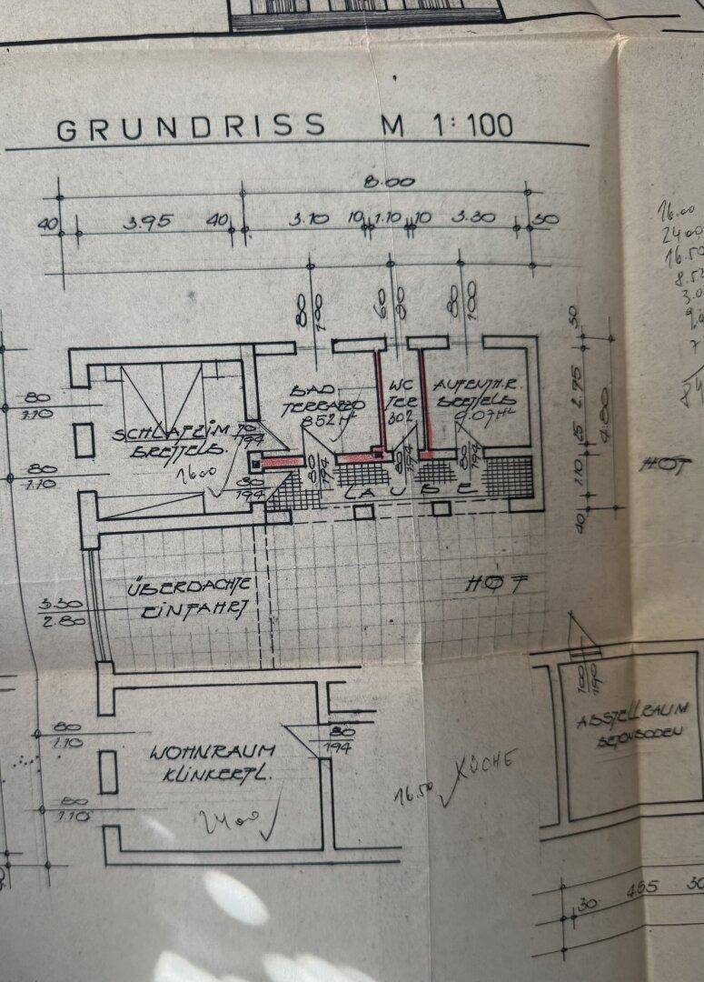 Detaillierter Grundriss mit Raumaufteilung und Maßangaben für das Gebäude.