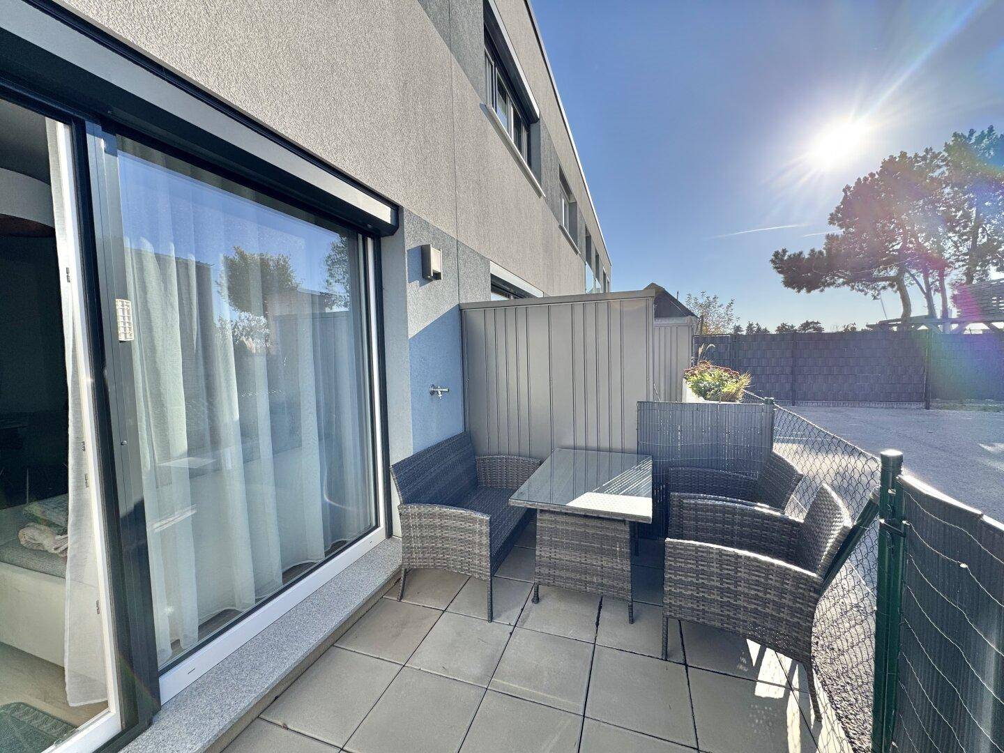 Kleine, sonnige Terrasse mit Sitzgelegenheiten und Blick auf die Umgebung.