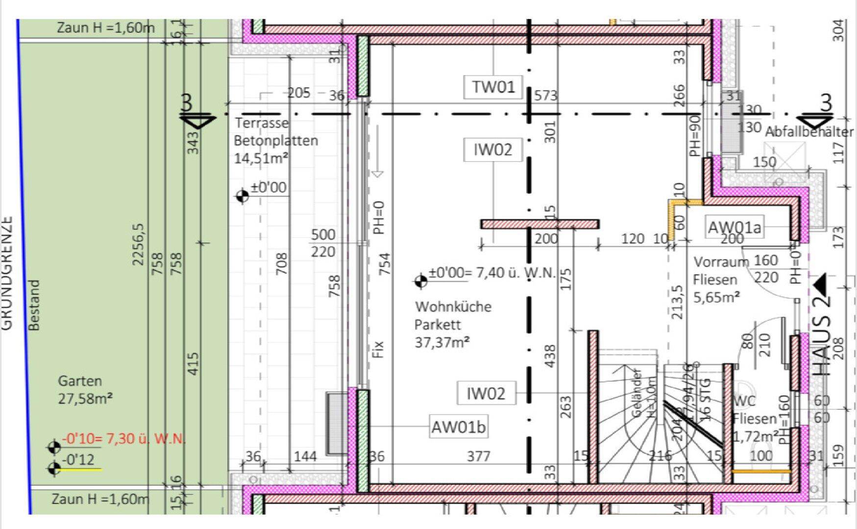 Grundriss des Erdgeschosses mit offener Wohnküche, Terrasse und Garten.