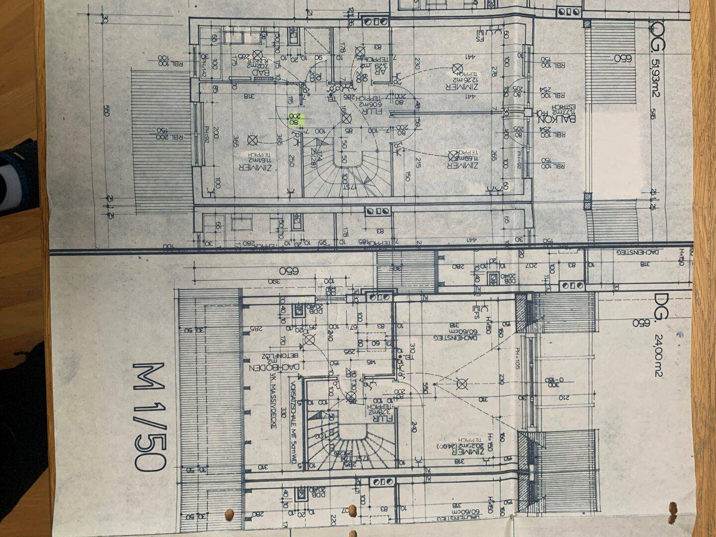 Grundriss des Obergeschosses mit Zimmern und Balkonzugang.