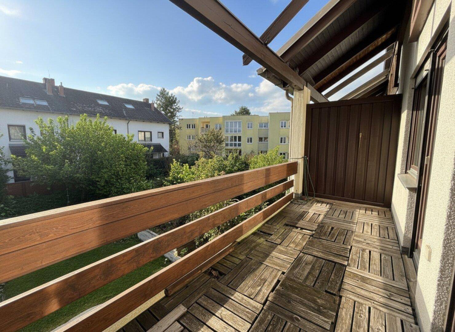 Geräumiger Balkon mit Holzboden und Holzgeländer, bietet einen weiten Blick.