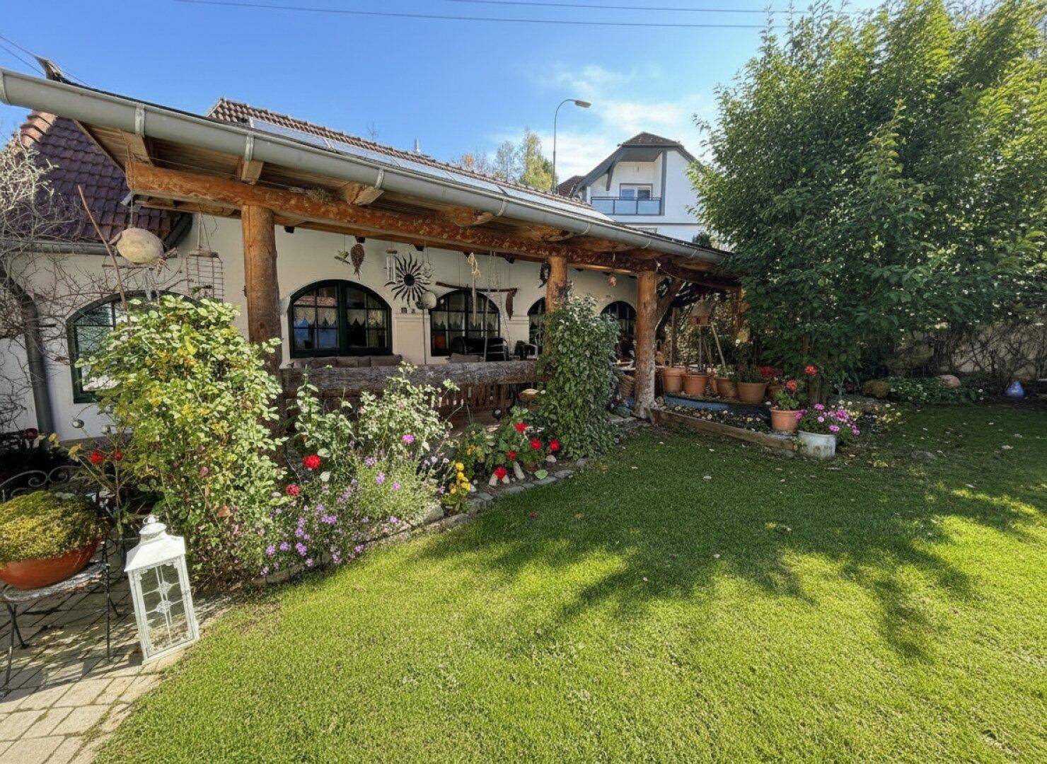 Ein Zuhause mit Geschichte – Charmantes Bauernhaus in traumhafter Ruhelage - BJ 1860 - Laufend Modernisiert - ca. 472m² GFL - ca. 240 m² NFL - 5 Zimmer - Möbliert - Kamin - Einbauküche - Garten - Terrasse - Ansicht 2