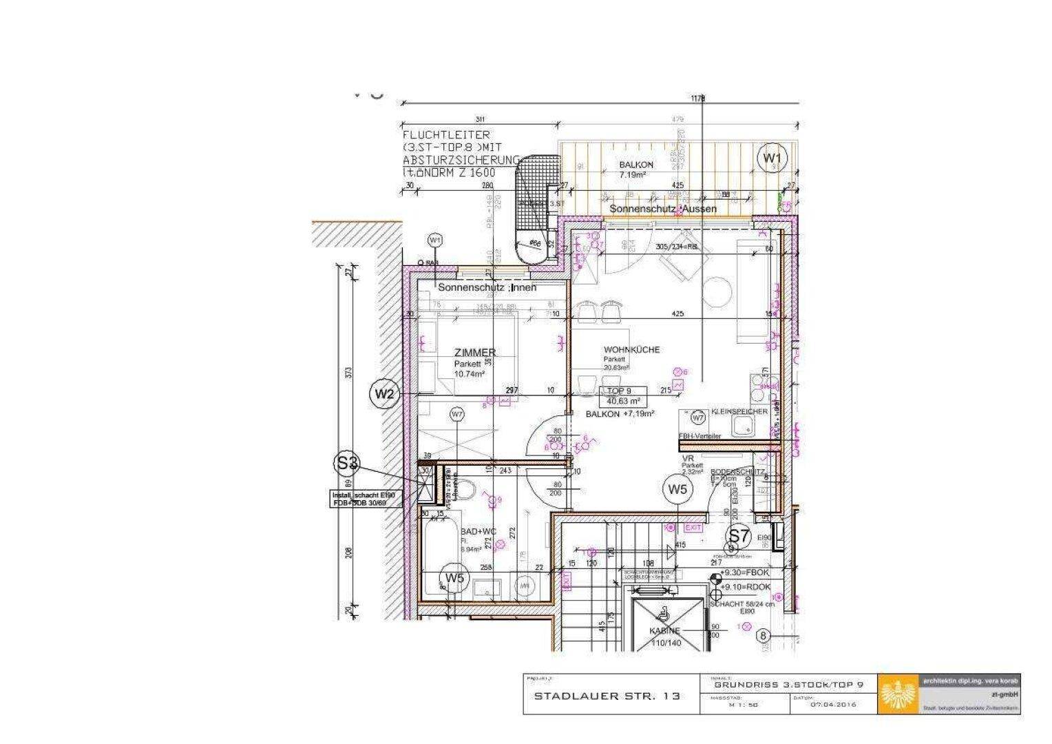 Grundriss einer Wohnung mit Balkon, Wohnküche und mehreren Zimmern.