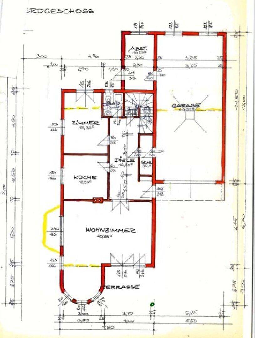 Grundriss des Erdgeschosses mit Wohnzimmer, Küche, Zimmer und Terrasse.