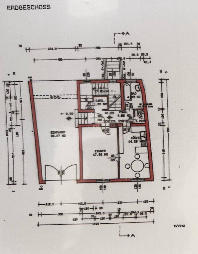 Grundriss des Erdgeschosses mit Küche, Bad und Zimmer, inklusive Abmessungen.