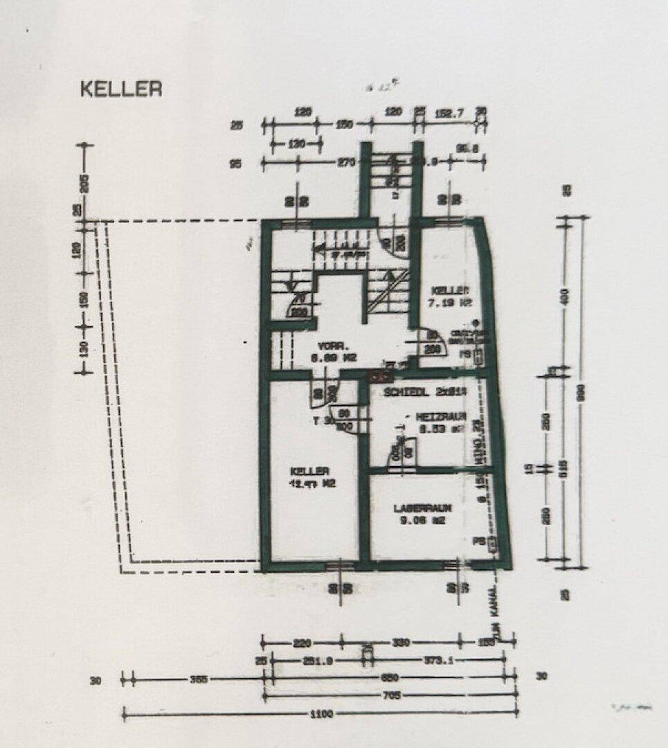 Grundriss des Kellers mit verschiedenen Räumen und Abmessungen.