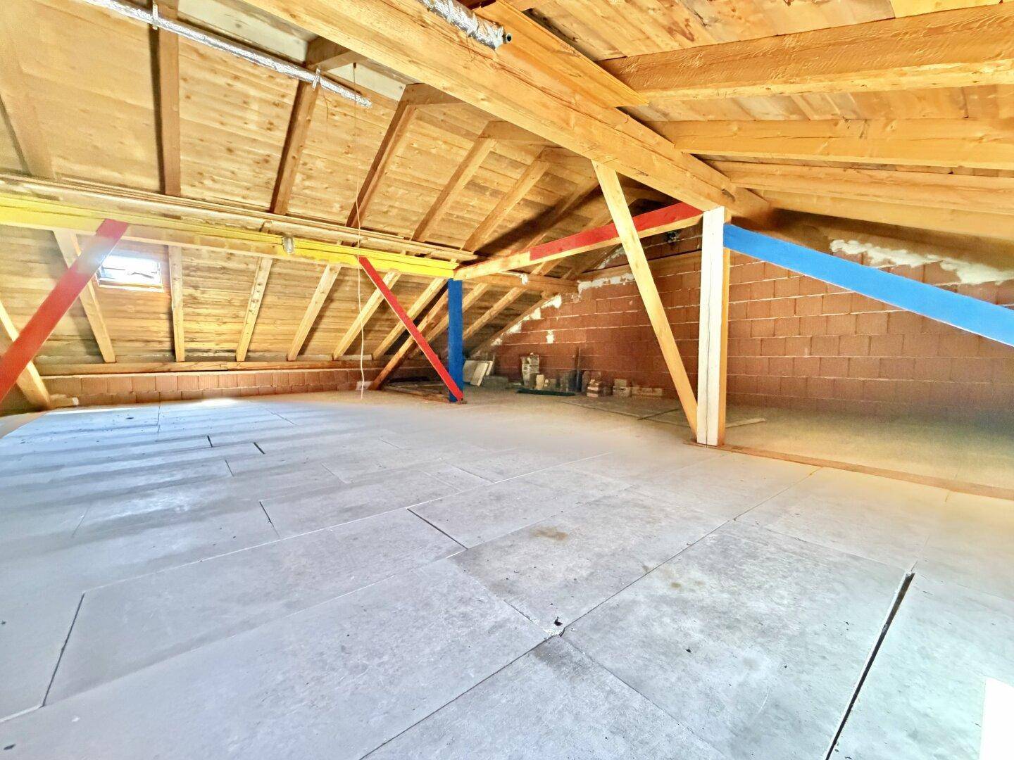 Geräumiger Dachboden mit sichtbaren Holzbalken und viel Potenzial für Ausbau.