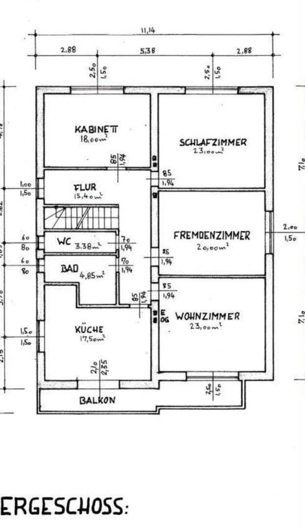 Detaillierter Grundriss des Erdgeschosses mit Raumbezeichnungen und Balkon.