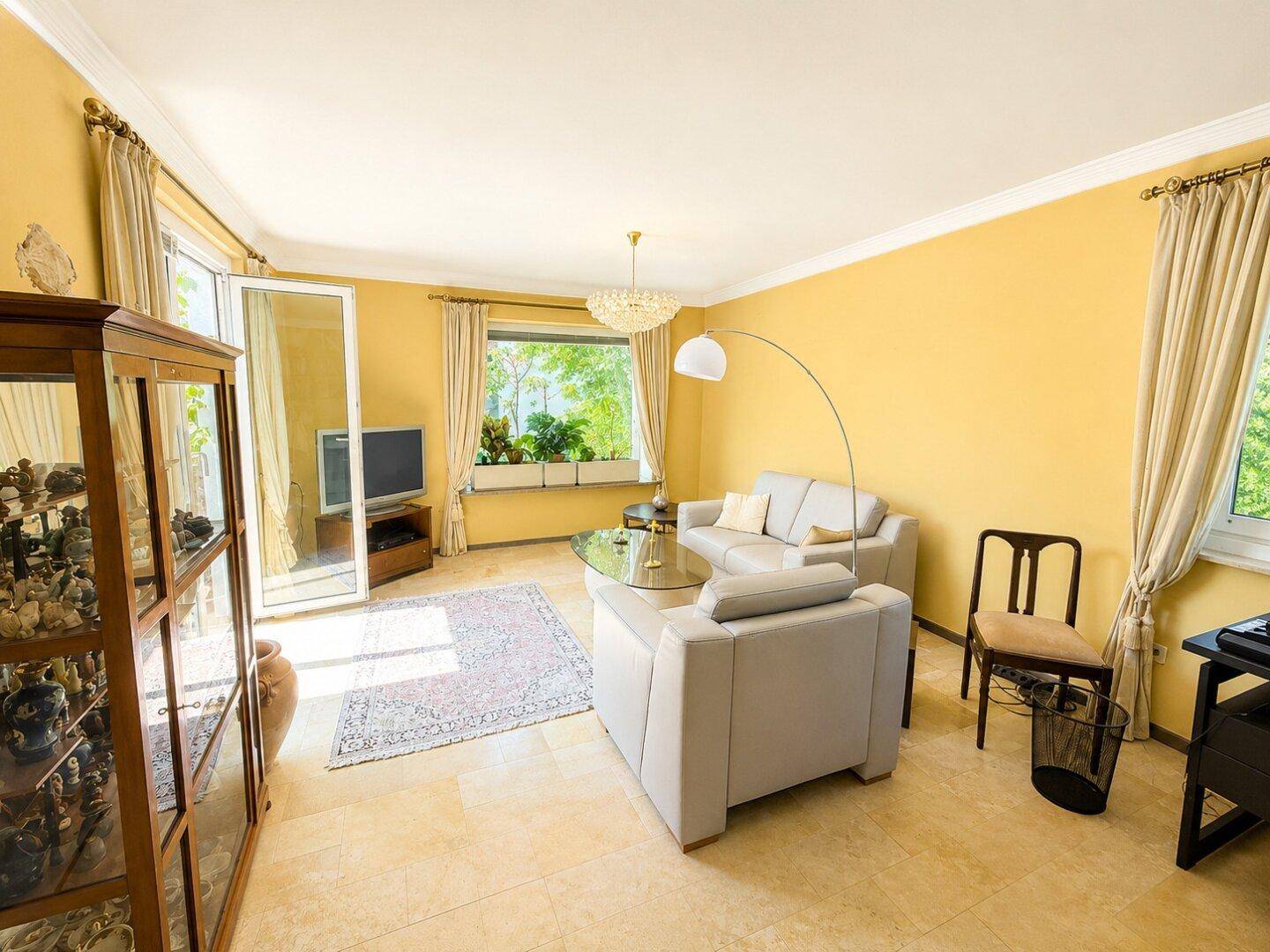 VIEL PLATZ &amp; POTENZIAL | 7,5 Zimmer | ca. 185 m² NFL | Pool | Sanierungsbedürftig – pohled 3