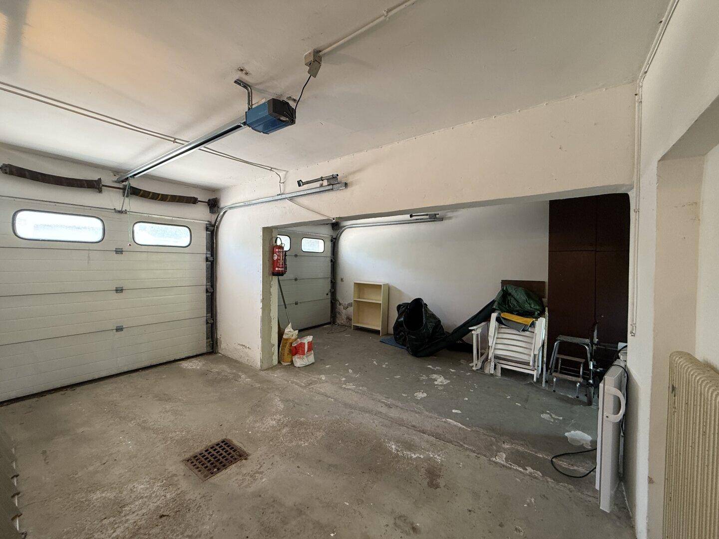 Geräumige Doppelgarage mit zwei Toren und ausreichend Platz für Fahrzeuge und Lagerung.