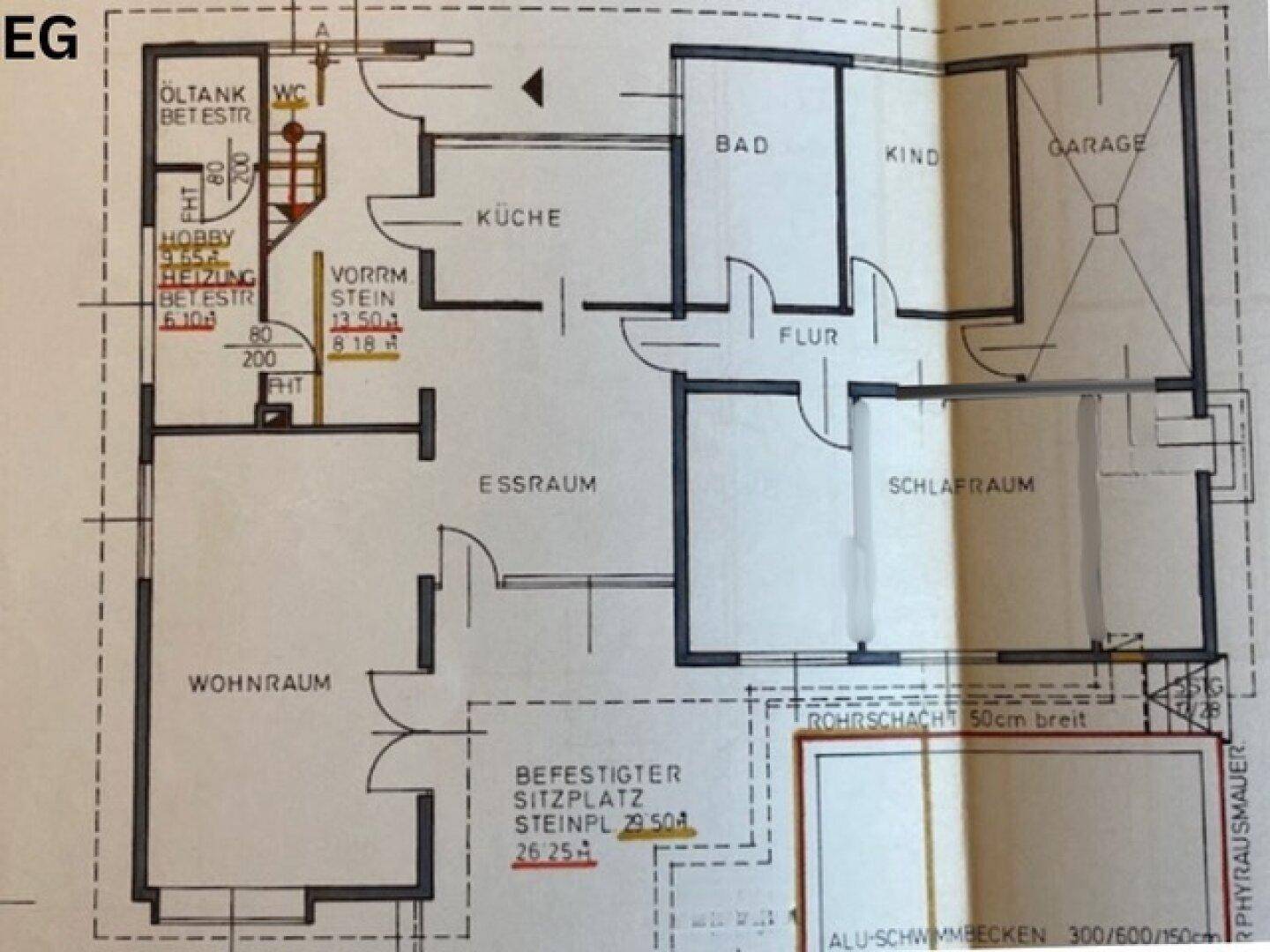 Grundriss des Erdgeschosses mit Wohnraum, Esszimmer, Küche, Schlafzimmer und Garage.