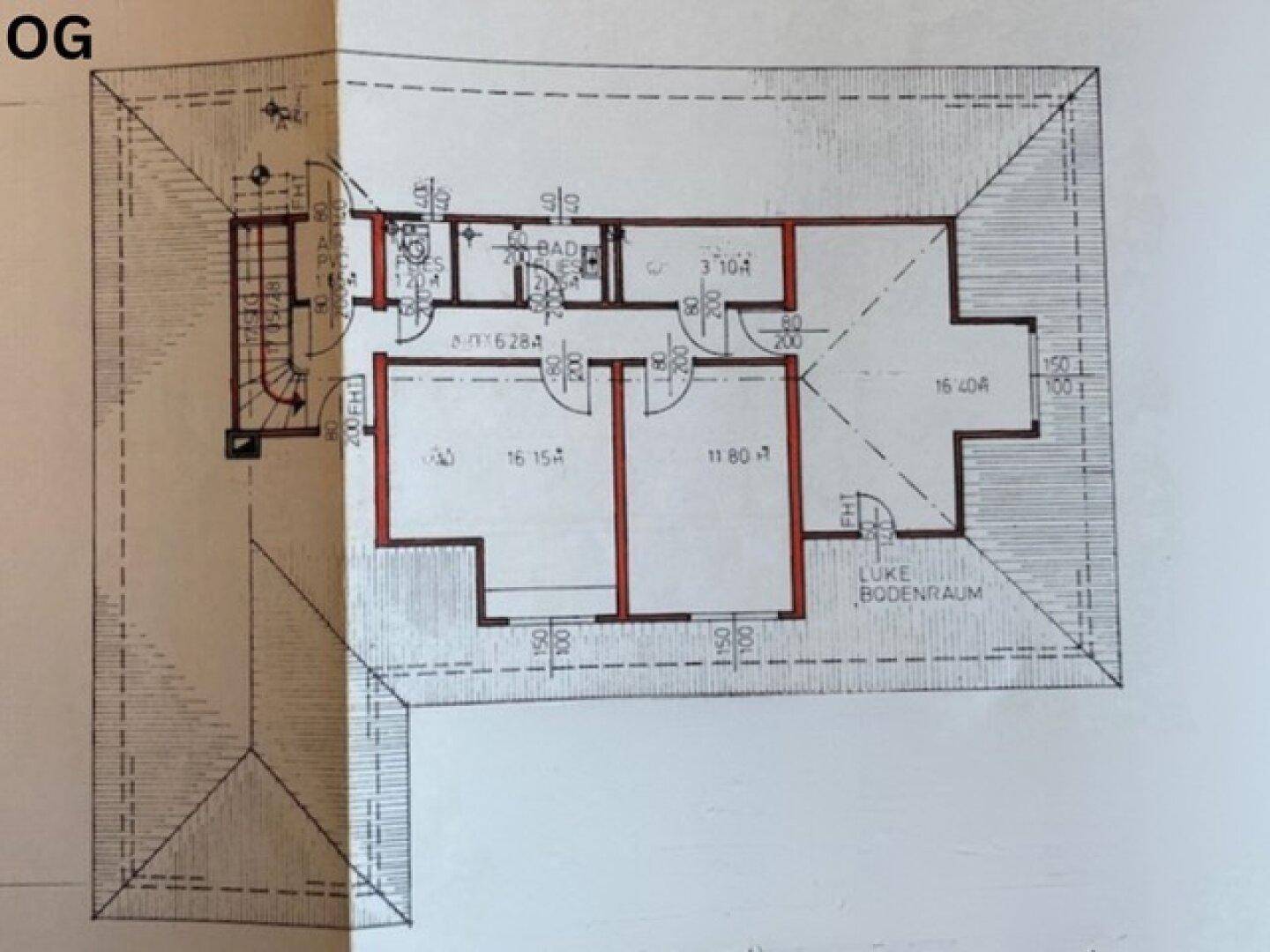 Grundriss des Obergeschosses mit mehreren Zimmern und Dachschrägen, inklusive Bad und Flur.