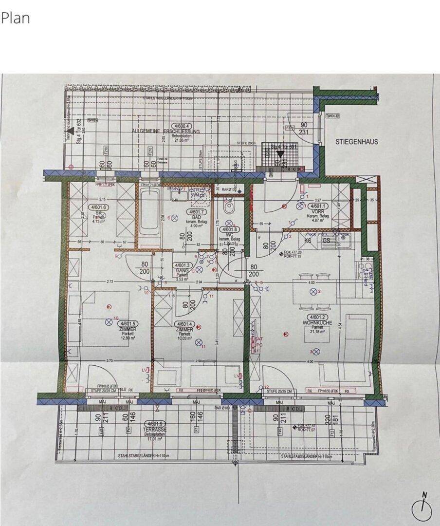 Detaillierter Grundriss einer Wohnung mit mehreren Zimmern und Terrassenzugang.