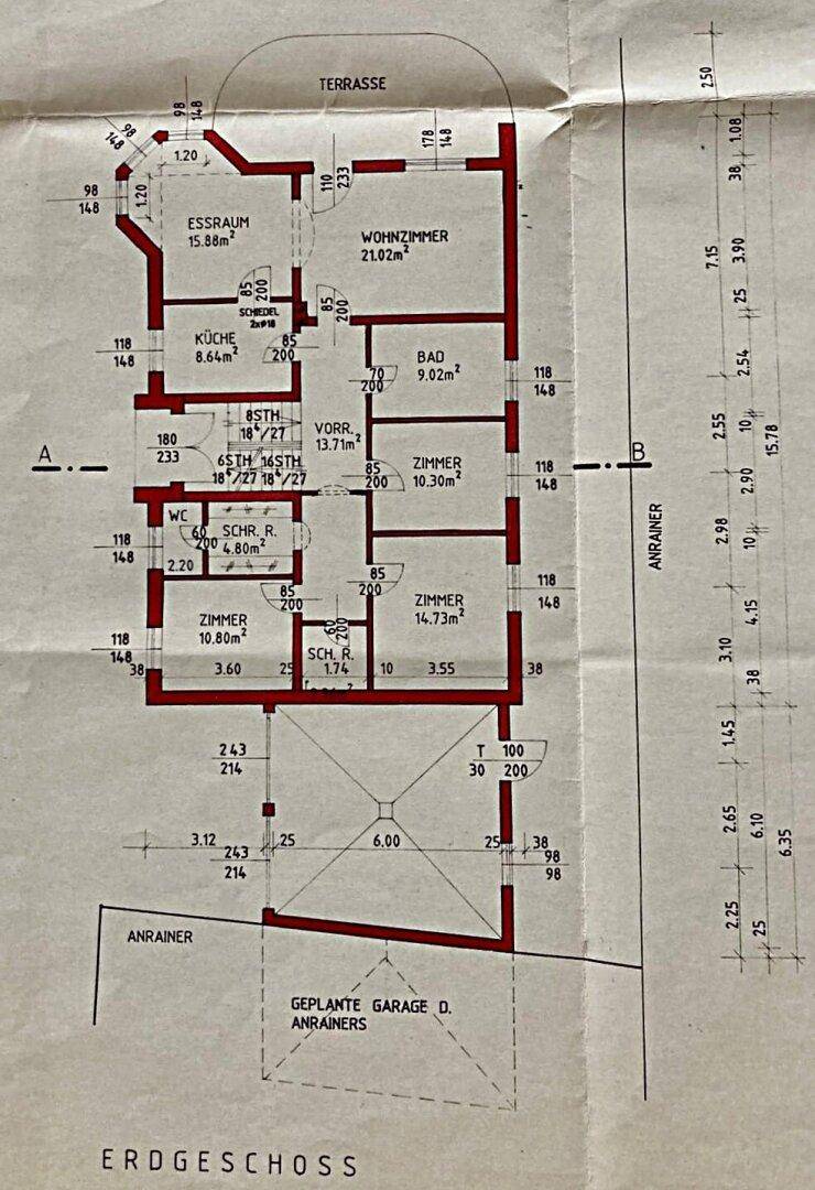 Grundriss des Erdgeschosses mit Wohnzimmer, Esszimmer, Küche und Terrasse.