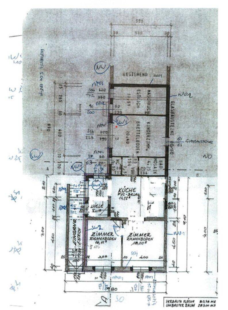 Handgezeichneter Grundriss mit Raumaufteilung, Bemaßungen und Hinweisen auf bestehende Strukturen.