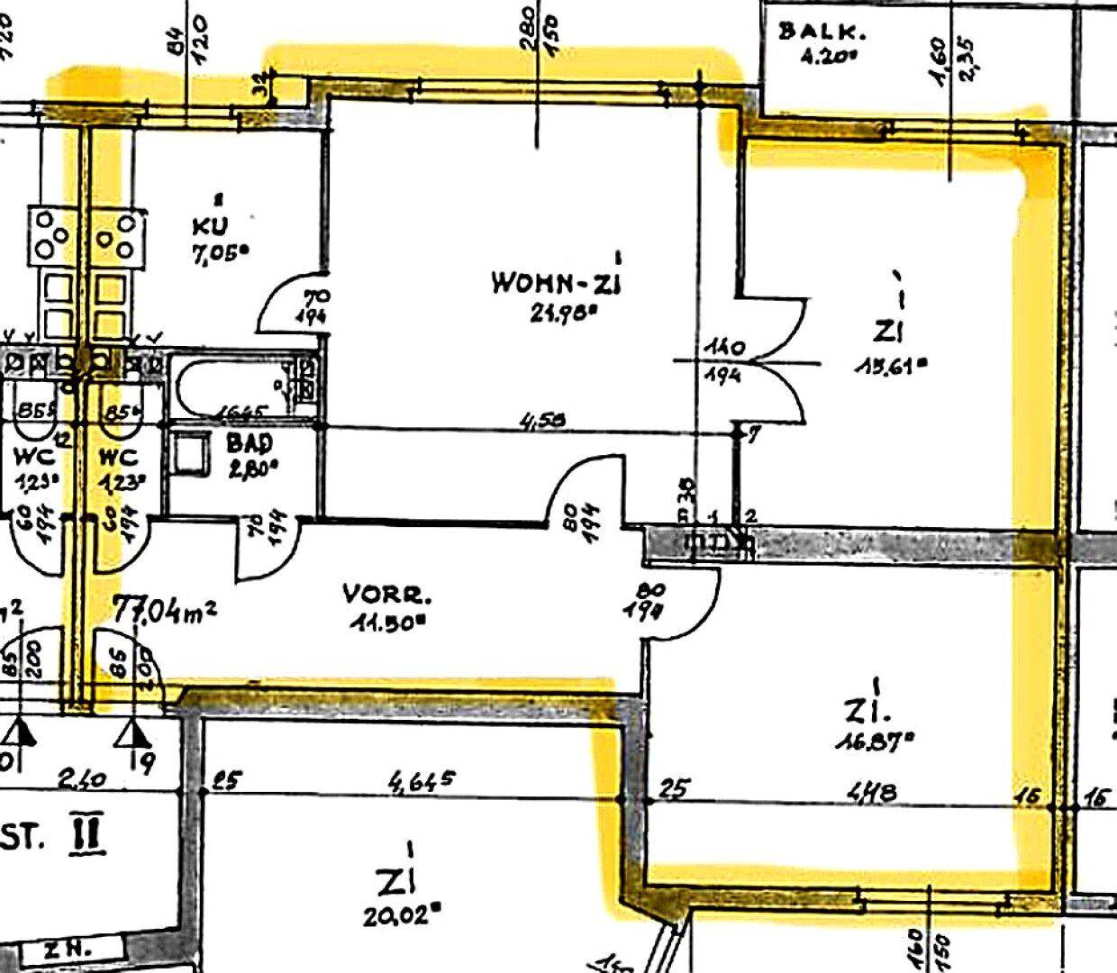 Grundriss einer Wohnung mit mehreren Zimmern und Balkon.