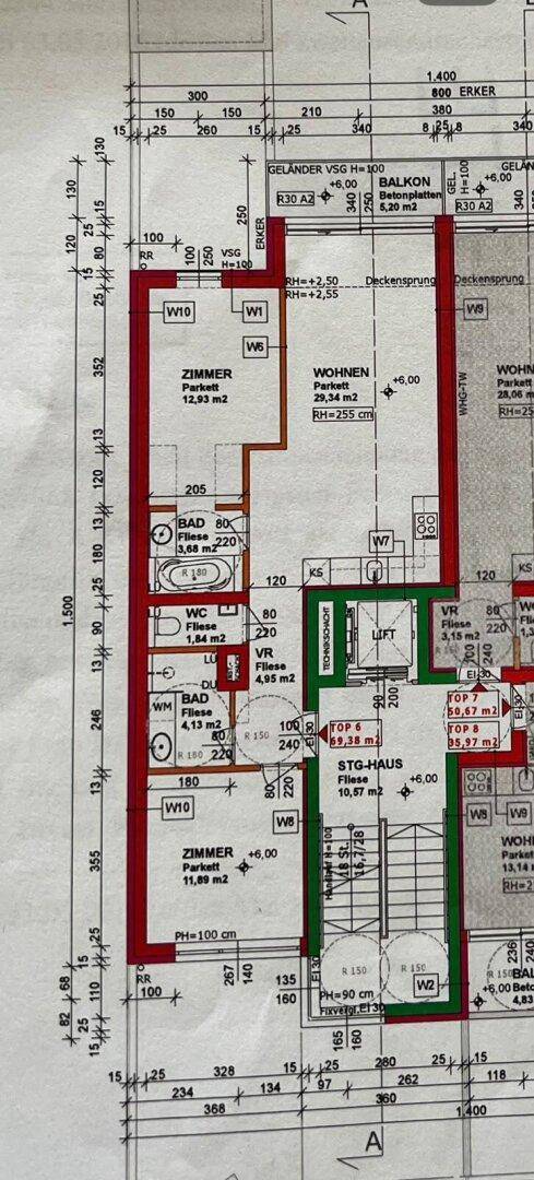 Detaillierter Grundriss mit Zimmern, Bad, WC und Balkon, inklusive Maßen.