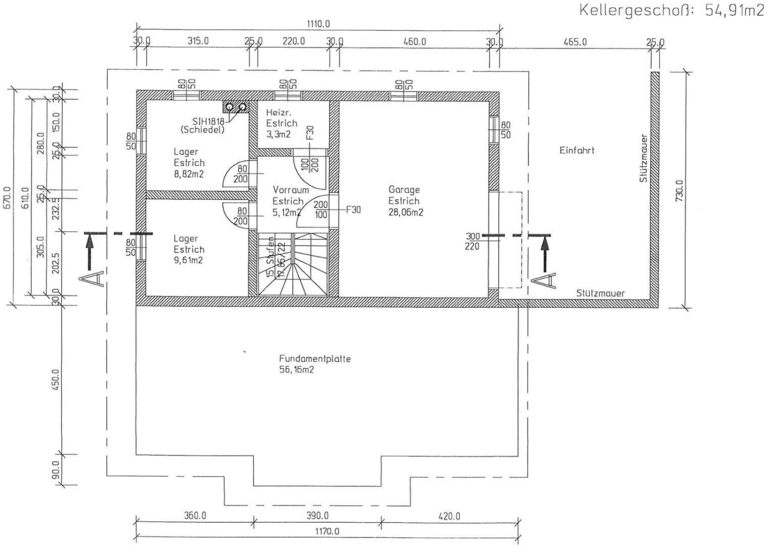 Grundriss des Kellergeschosses mit Garage, Lagerraum, Heizraum und Treppenabgang.