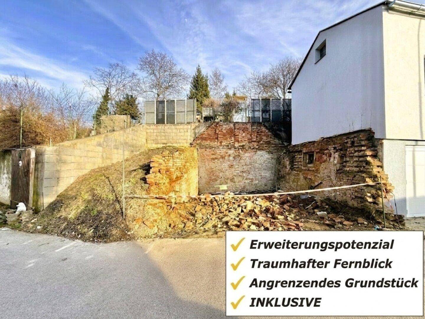 Außenansicht eines Hauses mit baufälliger Stützmauer und Schutt, zeigt Erweiterungspotenzial.