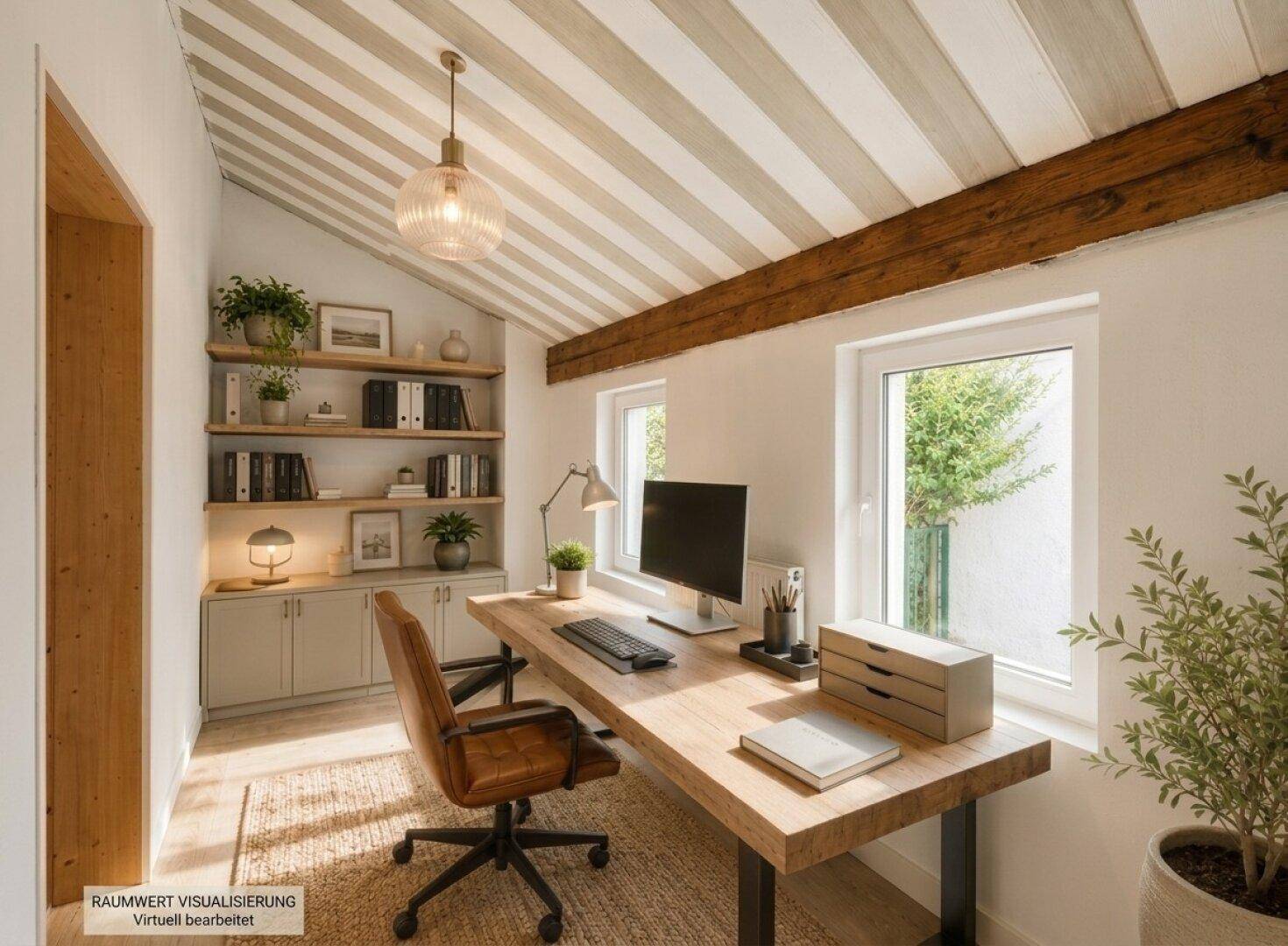 Helles Heimbüro mit Holztisch, Regalen und schrägen Decken mit sichtbaren Holzbalken.