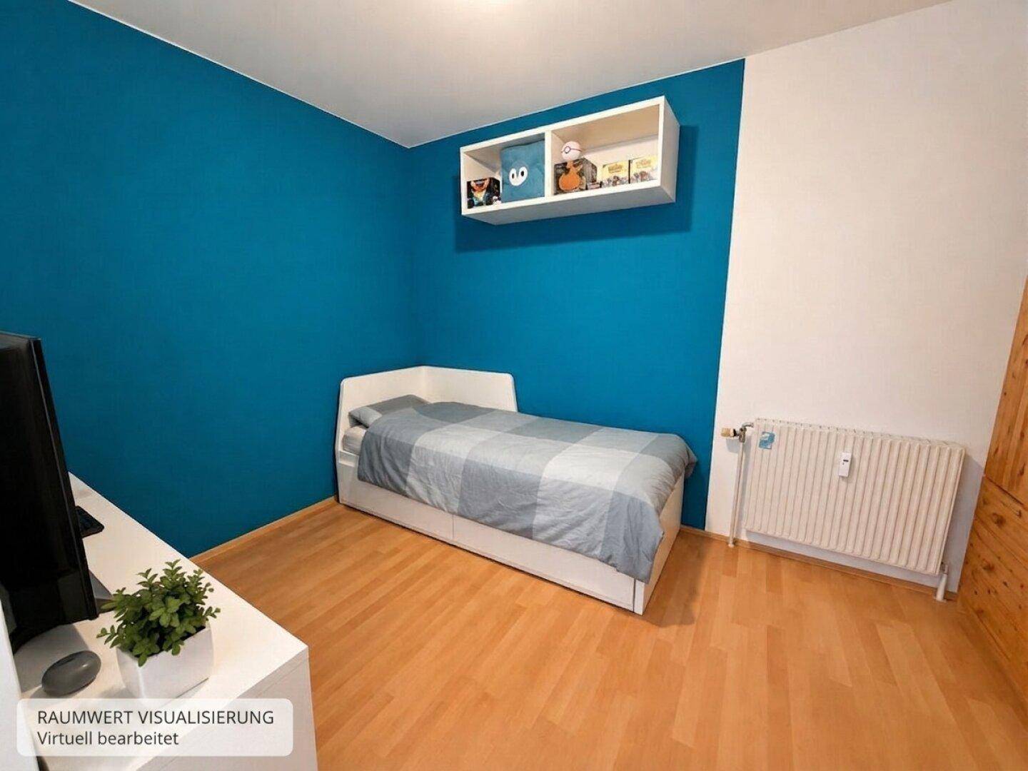 Helles Schlafzimmer mit Einzelbett, blauer Akzentwand und Holzboden, ideal für Kinder oder Gäste.