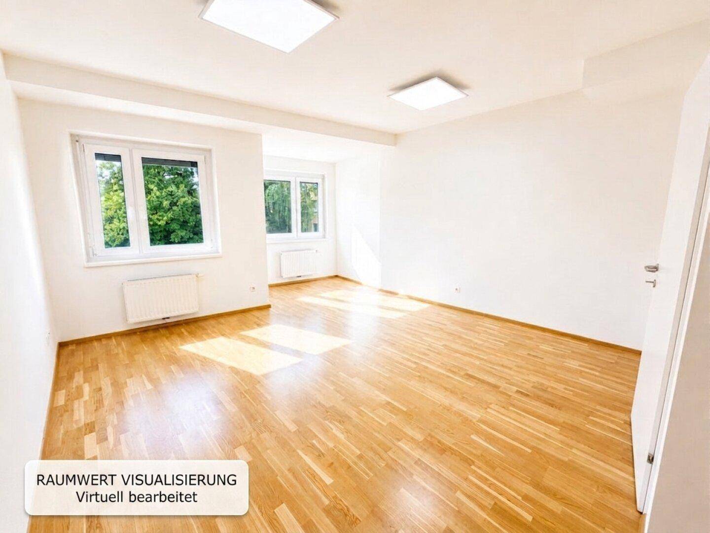 Heller, leerer Raum mit Holzfußboden und großen Fenstern, die viel Tageslicht hereinlassen.
