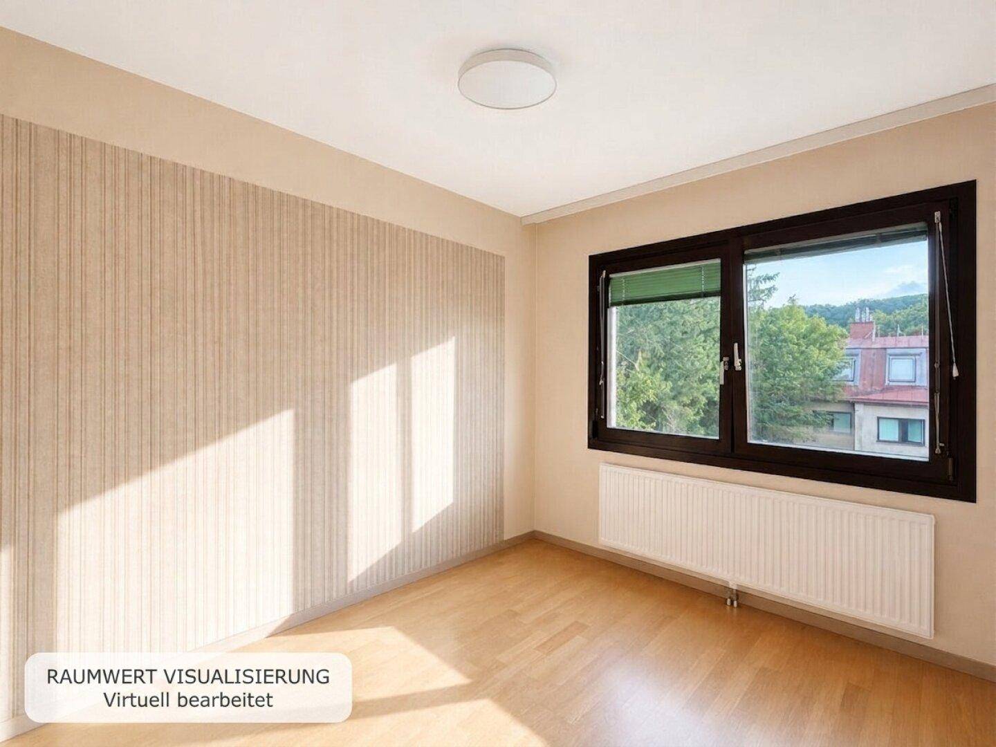 Leerer Raum mit Holzboden und gestreifter Tapete, hell beleuchtet durch das Fenster.