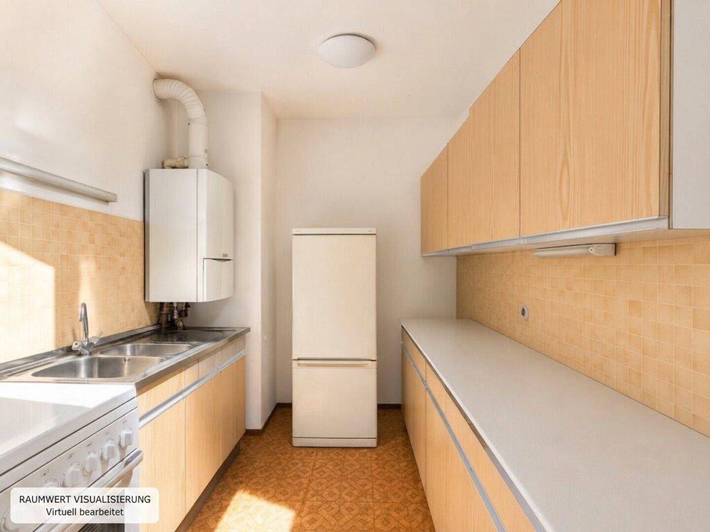 Ältere Küche mit hellen Holzschränken, weißem Kühlschrank und gefliestem Boden und Spritzschutz.