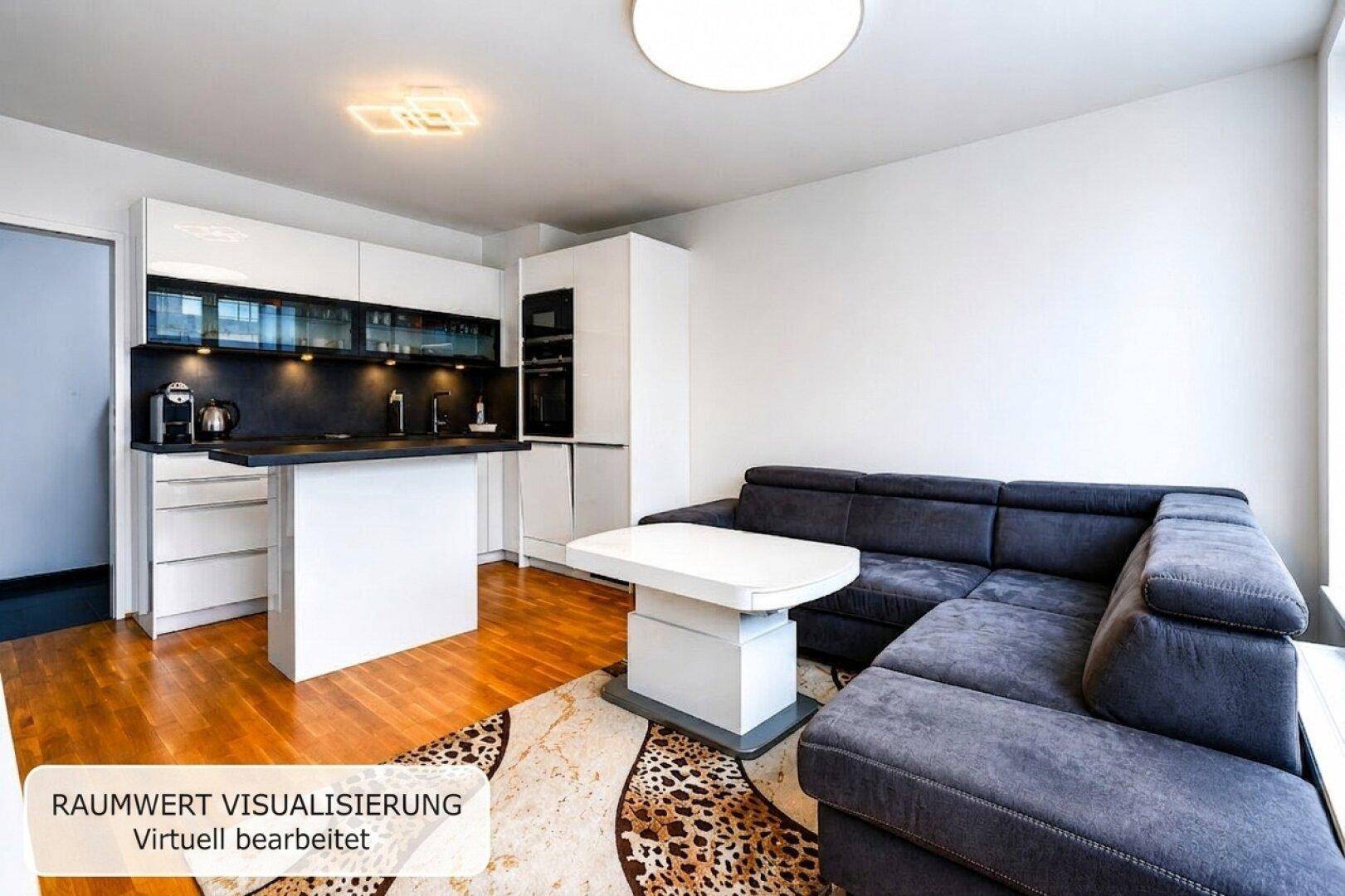Offener Wohnbereich mit integrierter moderner Küche, Sofa und Esstresen.