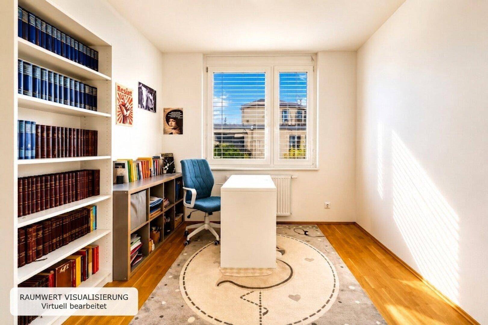 Helles Arbeitszimmer mit Bücherregalen, Schreibtisch und Blick ins Grüne.