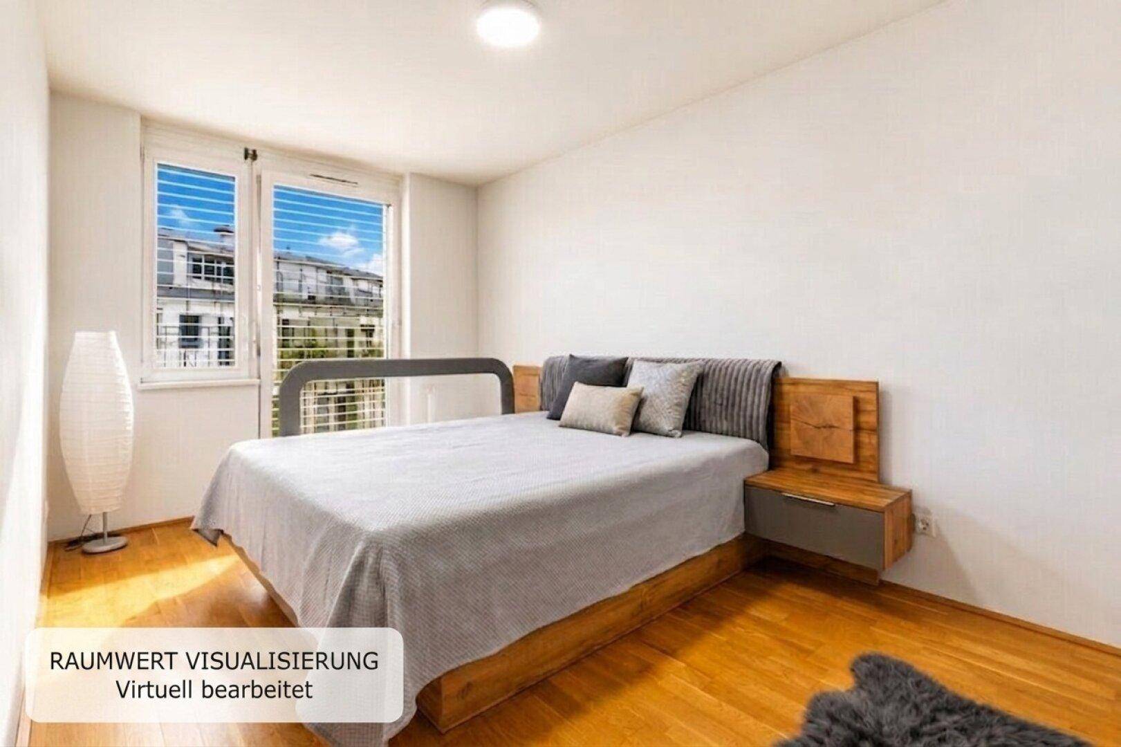 Gemütliches Schlafzimmer mit Holzbett, Nachttisch und großem Fenster für viel Tageslicht.