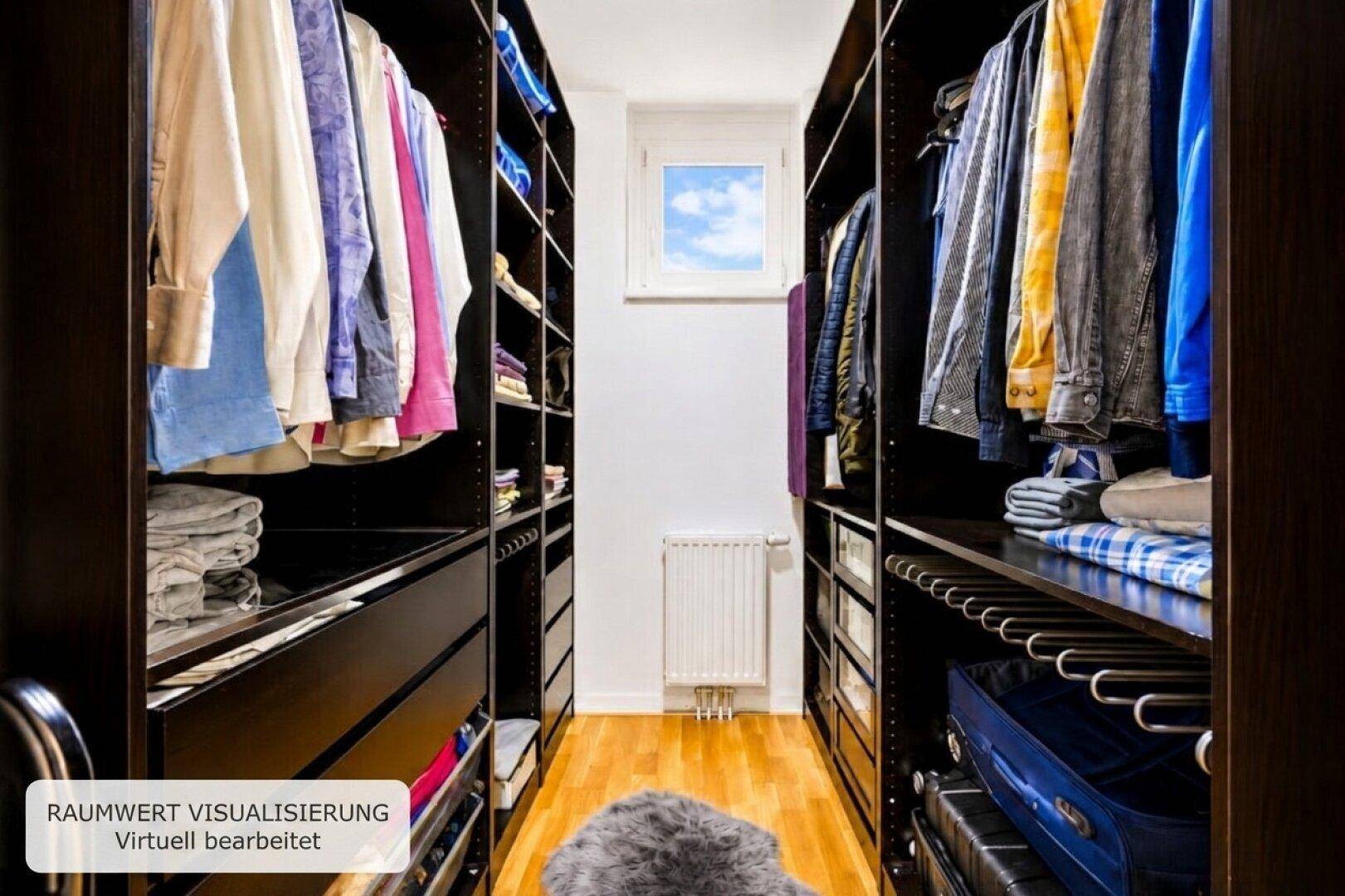 Begehbarer Kleiderschrank mit viel Stauraum und einem kleinen Fenster.