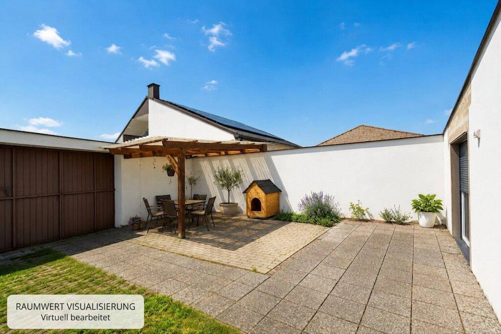 Gemütlicher Innenhof mit Pergola, Sitzgelegenheiten und einem kleinen Gartenbereich unter blauem Himmel.