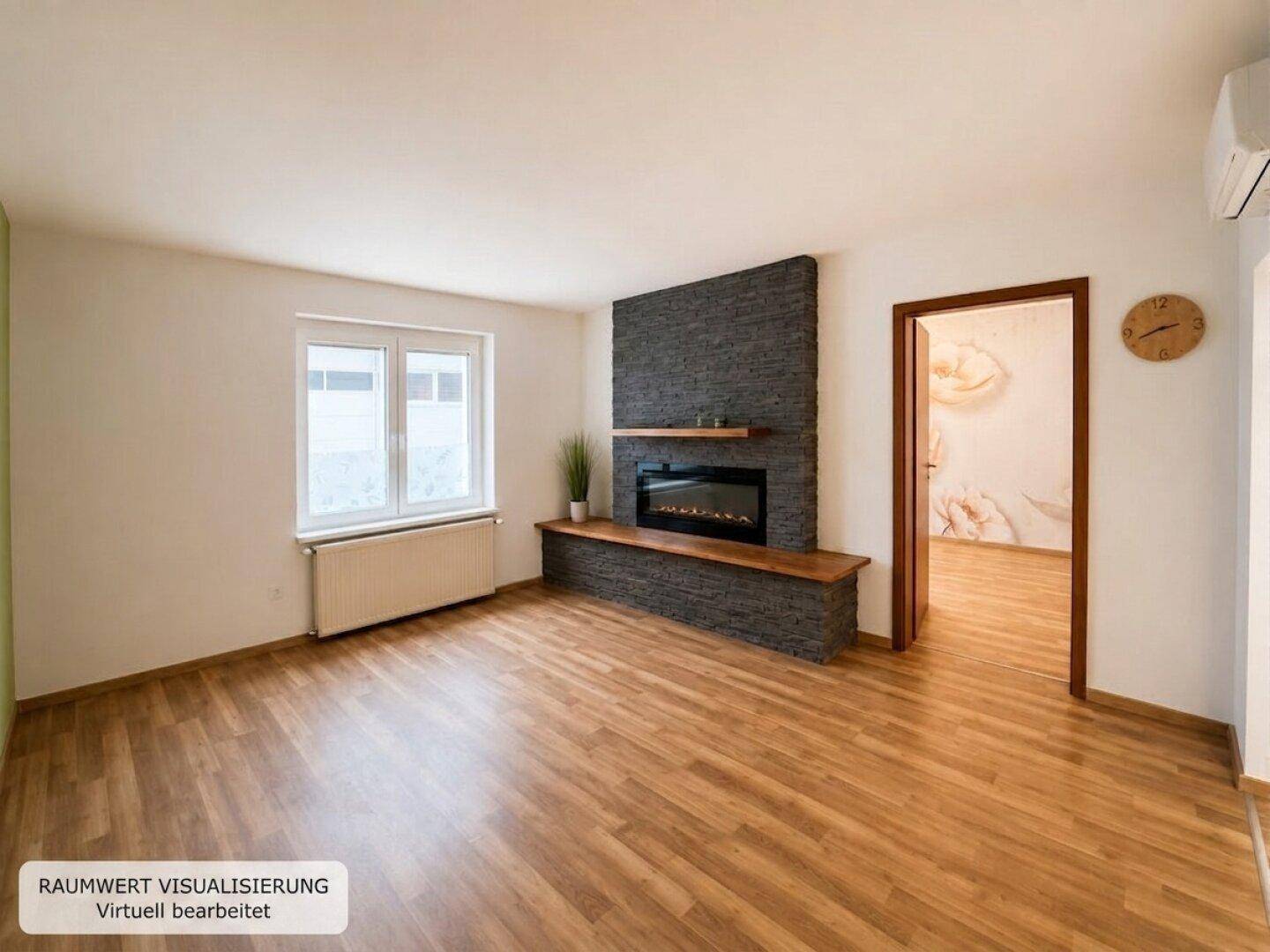Helles Wohnzimmer mit modernem Elektrokamin in einer Steinwand und warmem Laminatboden.