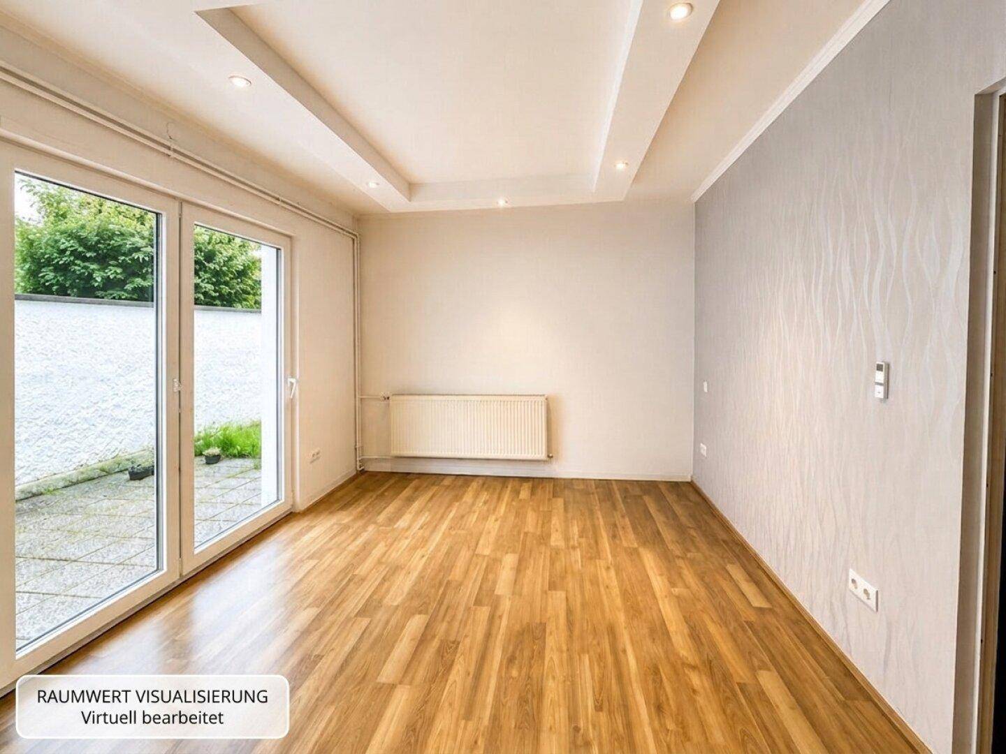 Heller Raum mit großen Glasschiebetüren zum Außenbereich und Deckenbeleuchtung.