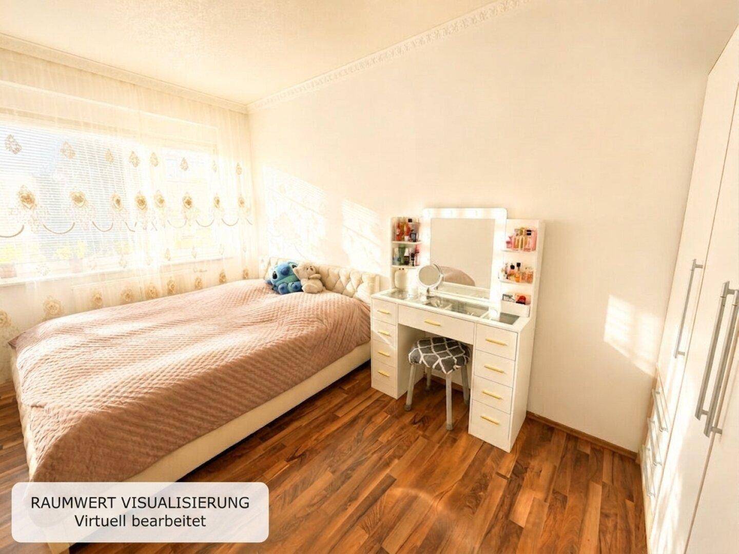 Helles Schlafzimmer mit Holzboden, großem Fenster und modernem Schminktisch.