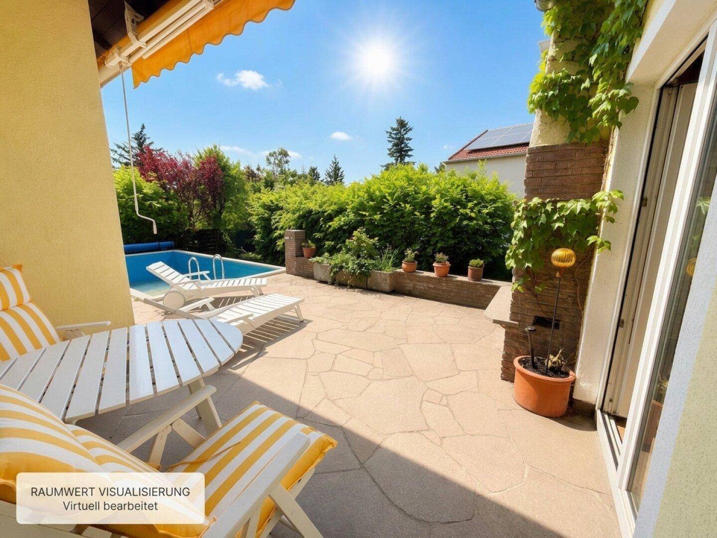 Sonnige Terrasse mit Pool, Liegestühlen und Essbereich, umgeben von grüner Hecke.