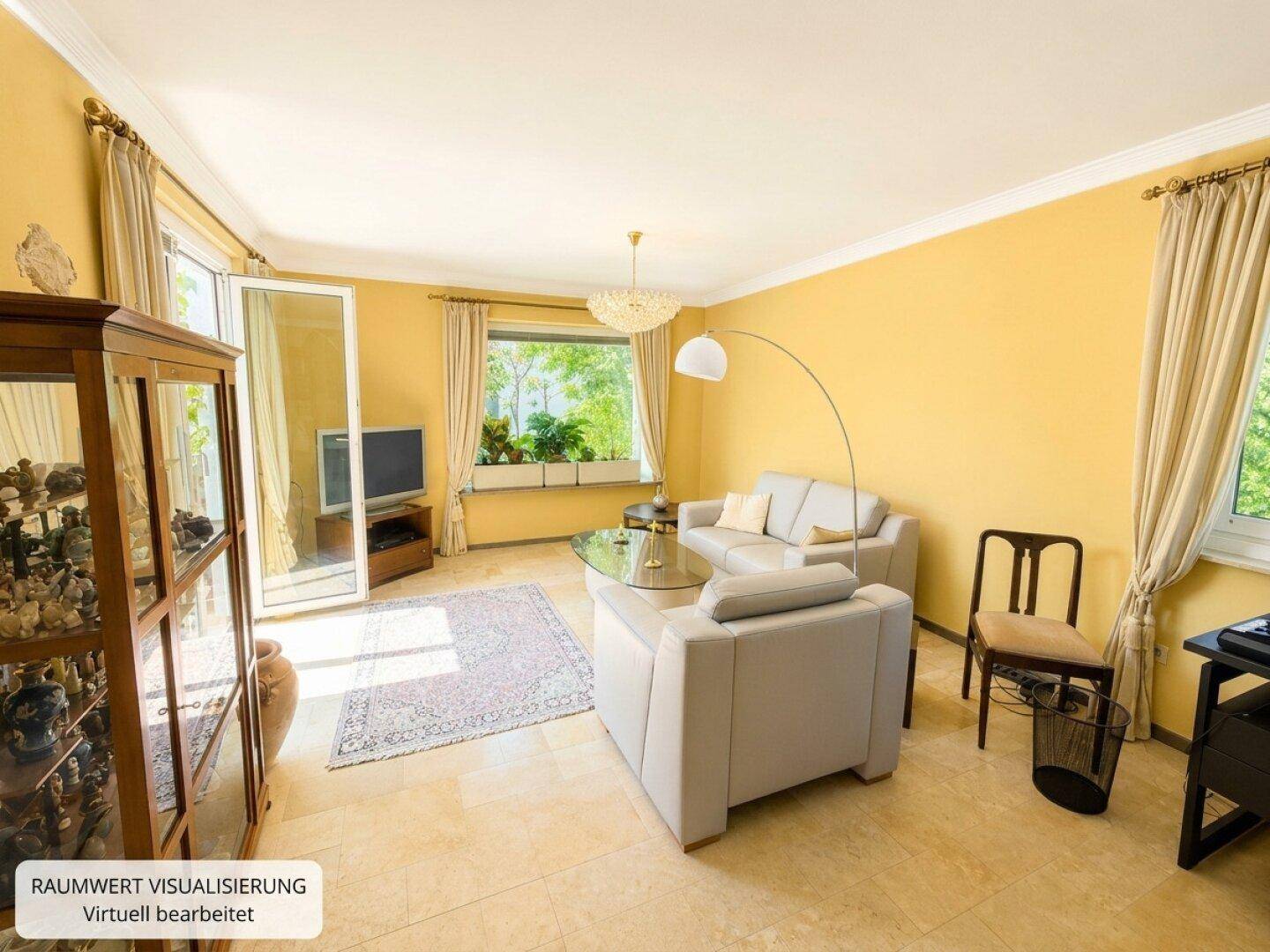 Helles Wohnzimmer mit gelben Wänden, beigen Möbeln und großzügigen Fenstern mit Blick ins Grüne.