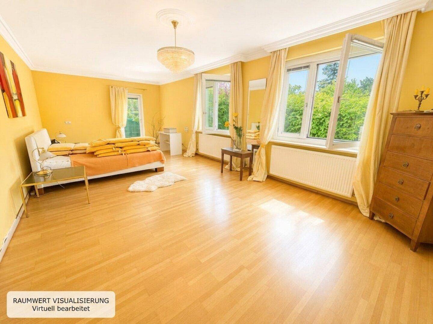Geräumiges Schlafzimmer mit gelben Wänden, Holzfußboden und großen Fenstern für viel Tageslicht.