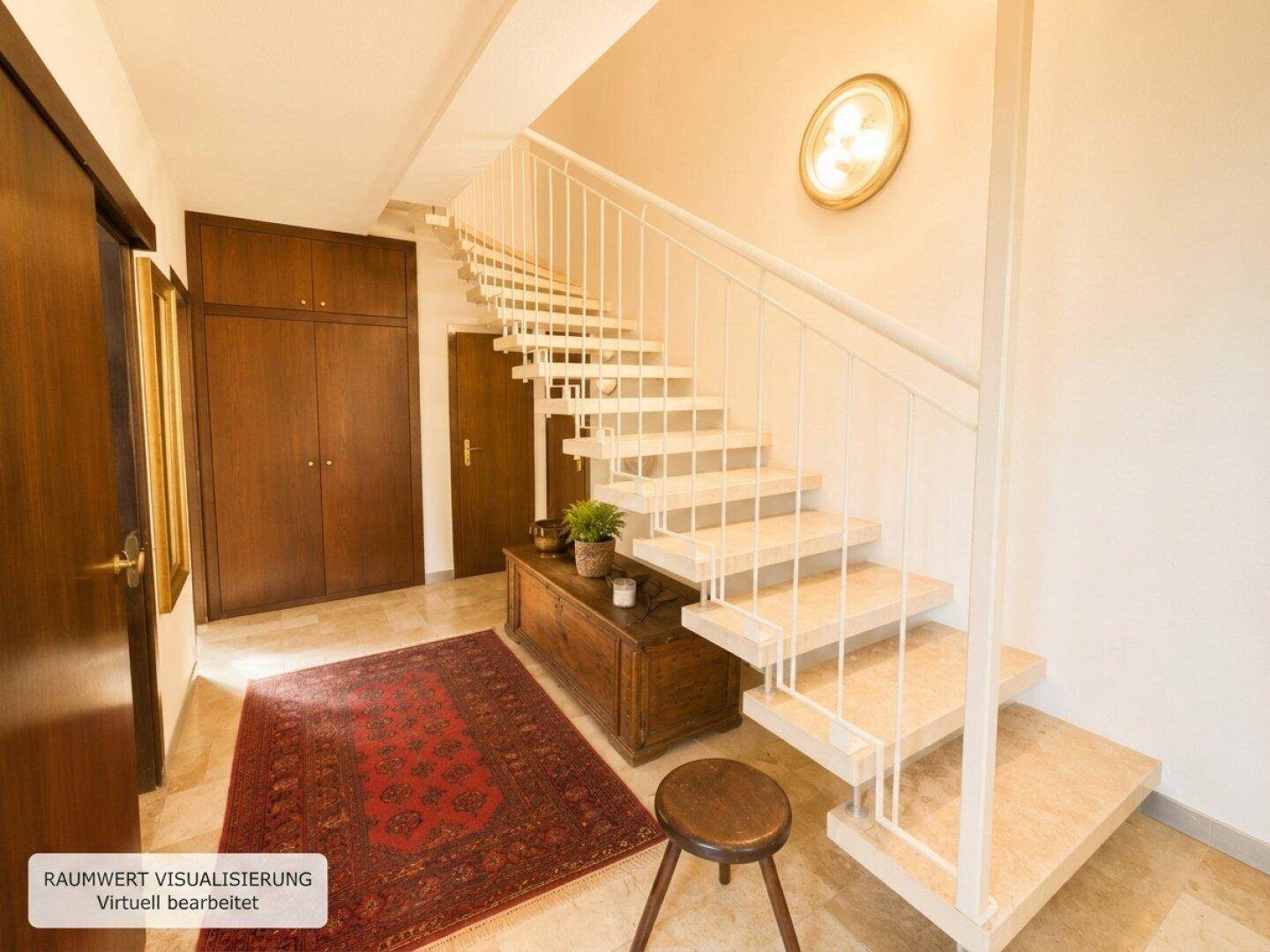 Heller Flur mit eleganter Treppe, Holzschränken und einem traditionellen Teppich.